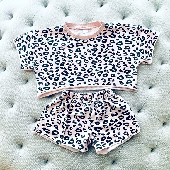 Other - 🎉HP🎉 Pink and black cropped shorts outfit 100cm